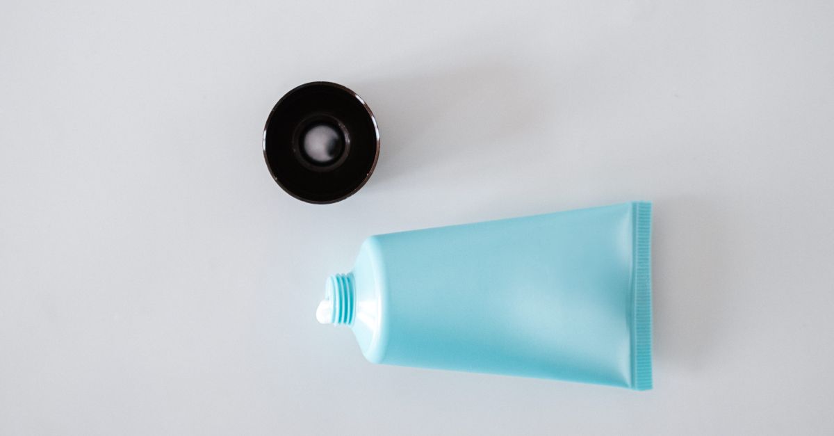 CRYOVELIA hűsítő testápoló gél, 100 ml tubus, hideg kék háttér előtt